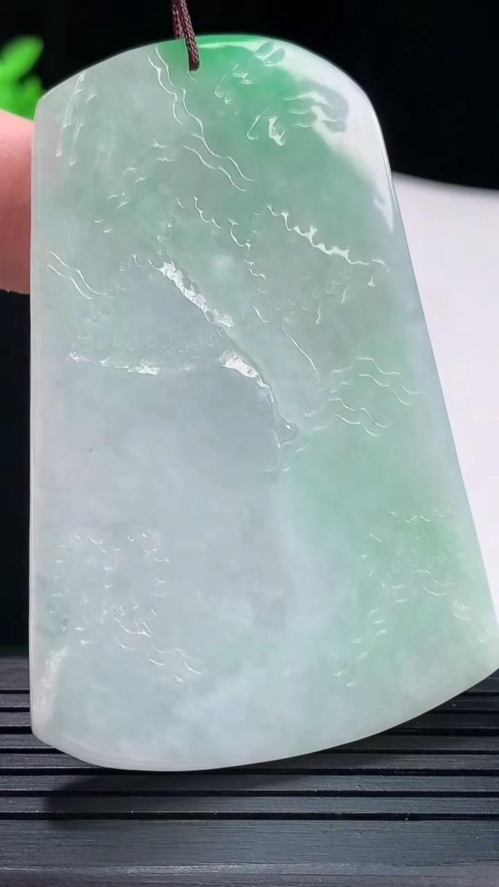天然A货翡翠山水牌吊坠，尺寸68-45.6-5重量:37.49g
5月19日