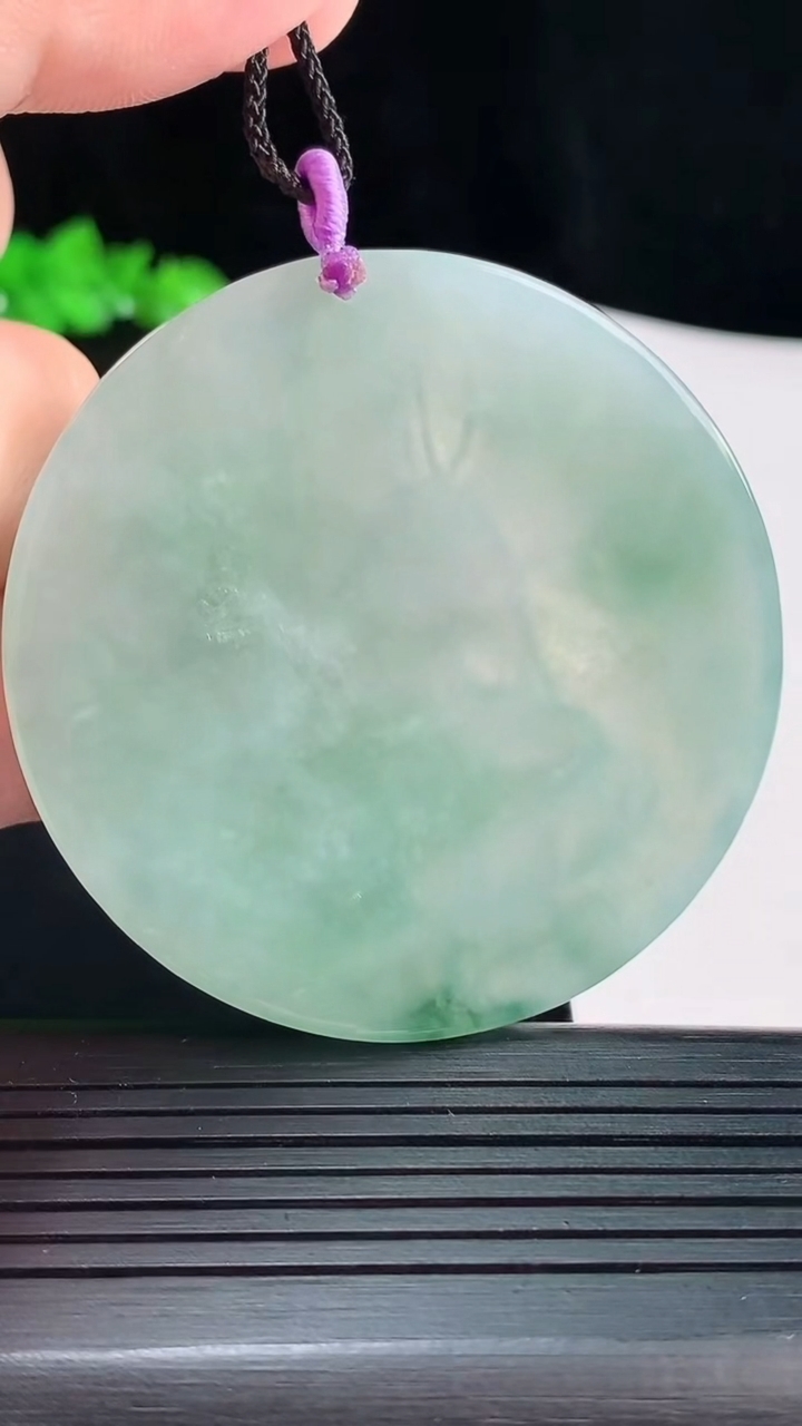 天然A货翡翠一念之间吊坠，尺寸55-5.2重量:34.70g
5月20日