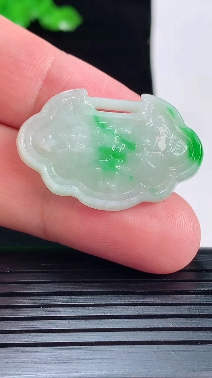天然A货翡翠平安锁吊坠，尺寸33-20.2-3.5重量:4.55g
5月19日