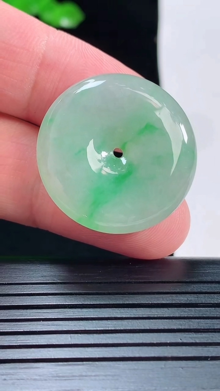 天然A货翡翠平安扣吊坠，尺寸27.6-5.8重量:9.31g
5月19日