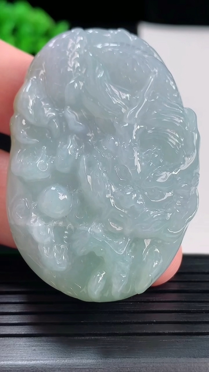 天然A货翡翠龙牌吊坠，尺寸52.3-35.2-12.8重:50.55g126
5月19日
