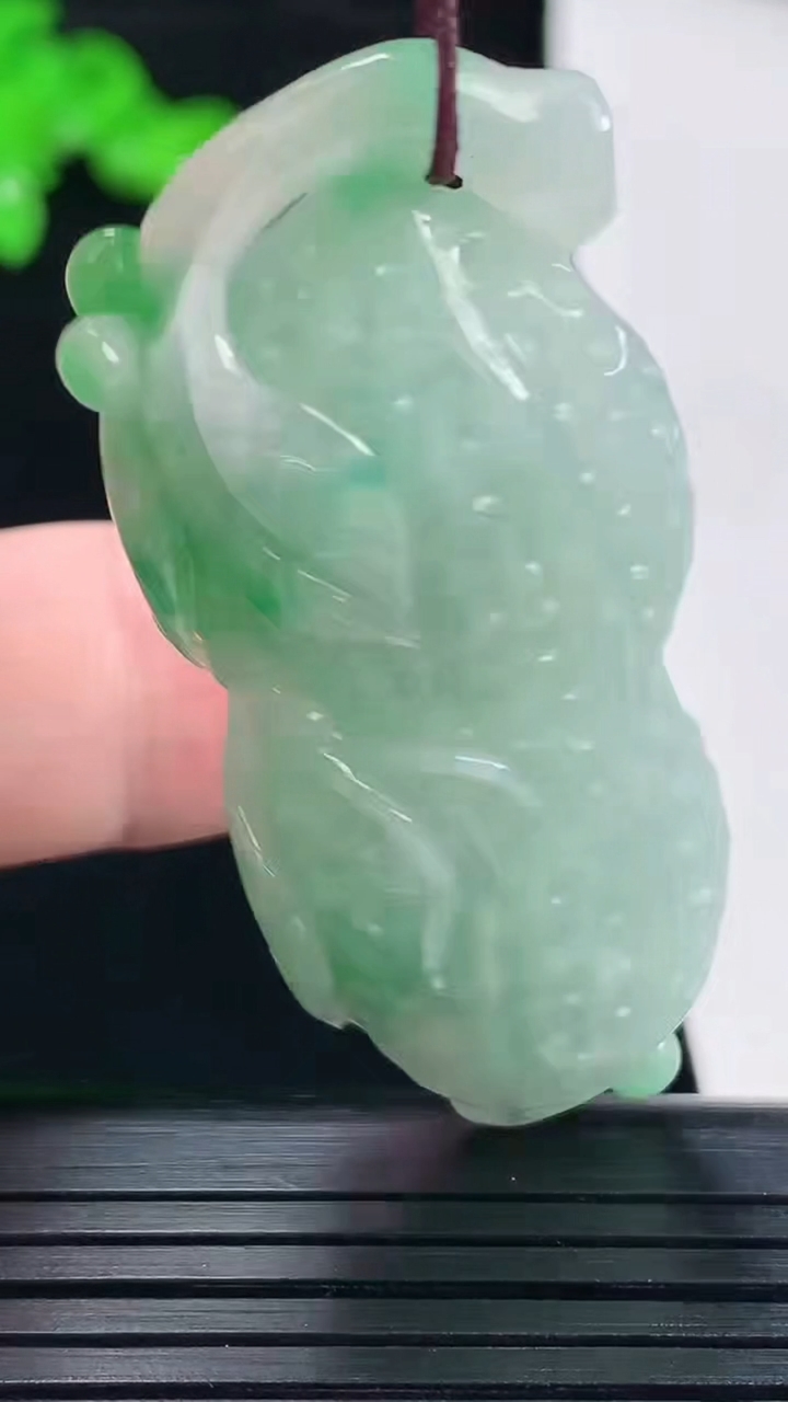 天然A货翡翠花生吊坠，尺寸50.6-22-12重量:21.79g
5月19日