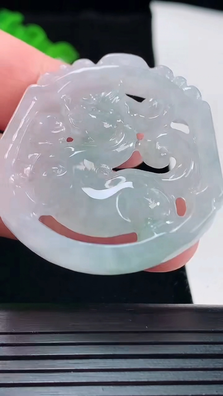 天然A货翡翠飘花仿古龙牌吊坠，尺寸44-41.5-6重量:18.47g
5月19日