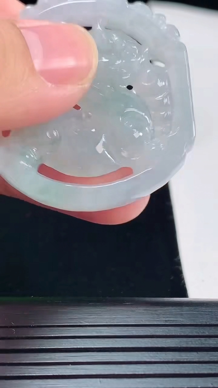 天然A货翡翠飘花仿古龙牌吊坠，尺寸44-41.5-6重量:18.47g
5月19日