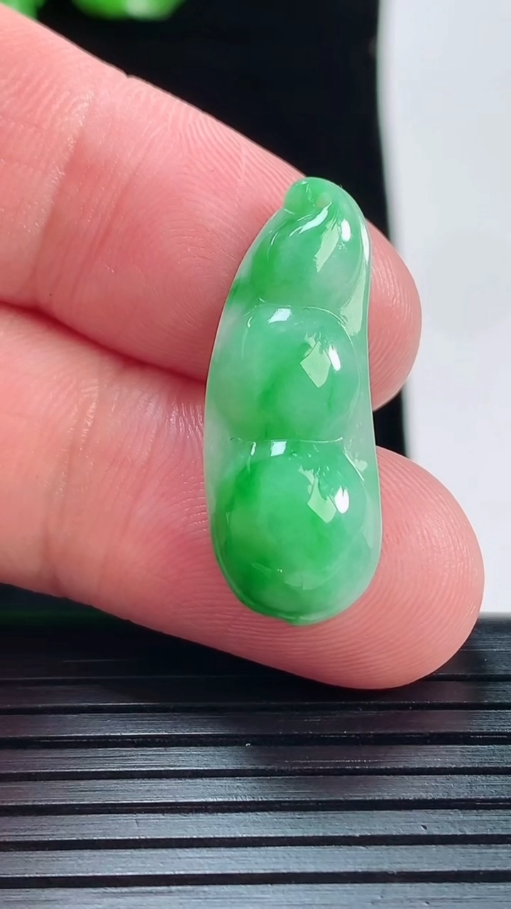 天然A货翡翠福豆吊坠，尺寸28-10.6-5.2重量:2.55g
5月19日