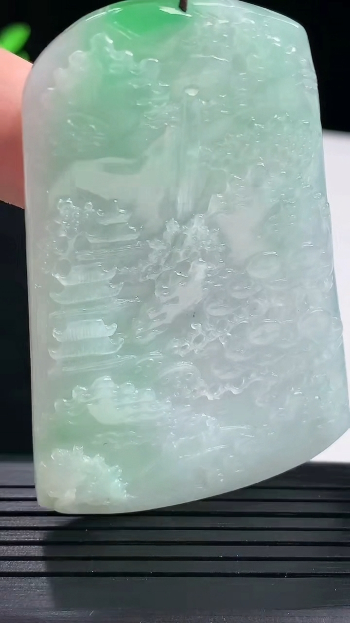 天然A货翡翠山水牌吊坠，尺寸68-45.6-5重量:37.49g
5月19日