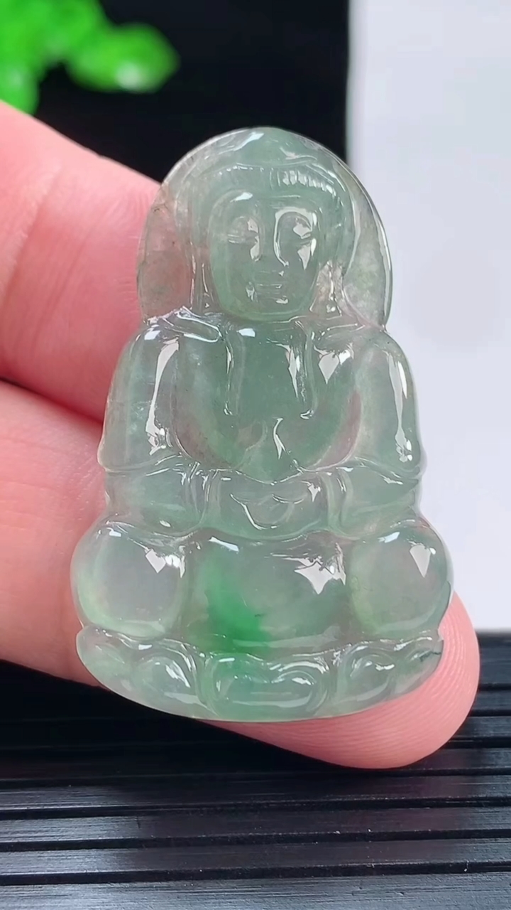 天然A货翡翠正装观音吊坠，尺寸39-25-3重量:6.39g
5月19日