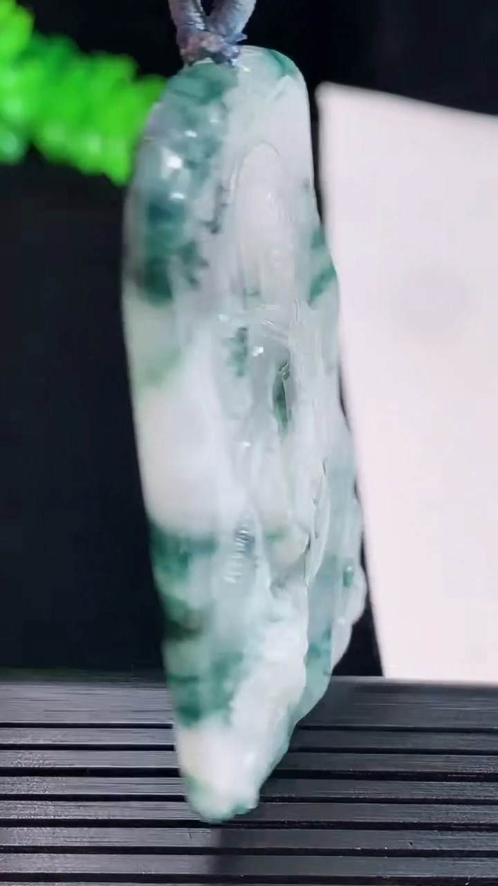 天然A货翡翠飘花祥龙阿弥陀佛吊坠，尺寸56.6-36-5.5重量:25.46g
5月19日