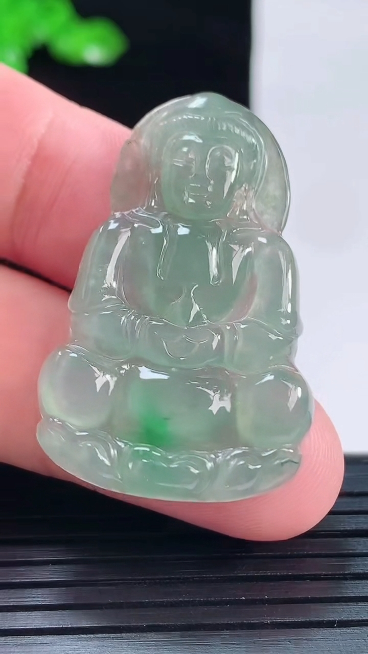 天然A货翡翠正装观音吊坠，尺寸39-25-3重量:6.39g
5月19日