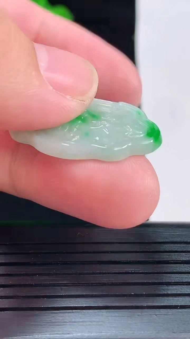 天然A货翡翠平安锁吊坠，尺寸33-20.2-3.5重量:4.55g
5月19日
