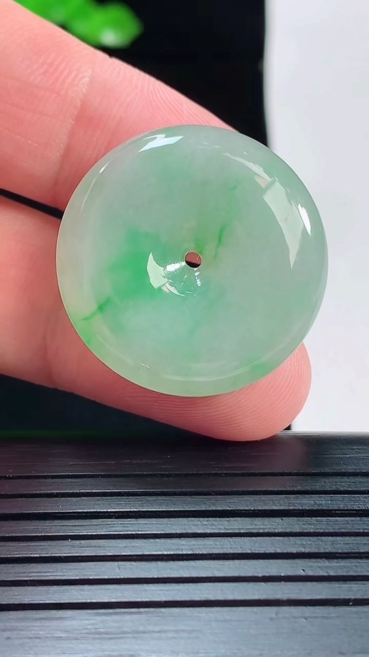 天然A货翡翠平安扣吊坠，尺寸27.6-5.8重量:9.31g
5月19日