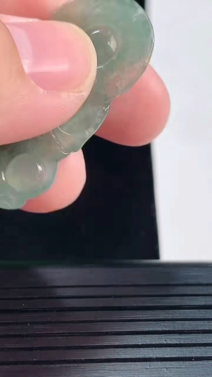 天然A货翡翠正装观音吊坠，尺寸39-25-3重量:6.39g
5月19日