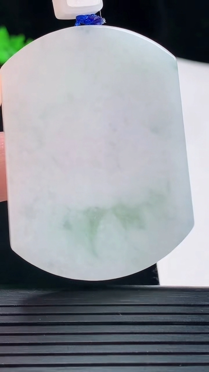 天然A货翡翠飘花无事牌吊坠，尺寸53.6-40.5-5.2重量:34.36g
5月19日
