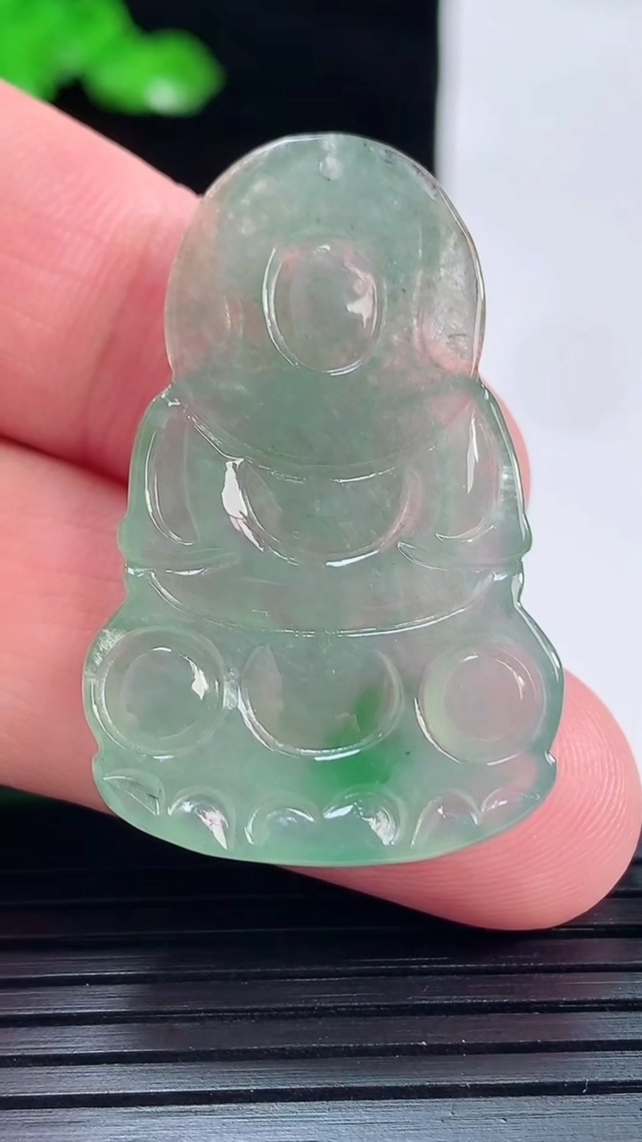 天然A货翡翠正装观音吊坠，尺寸39-25-3重量:6.39g
5月19日