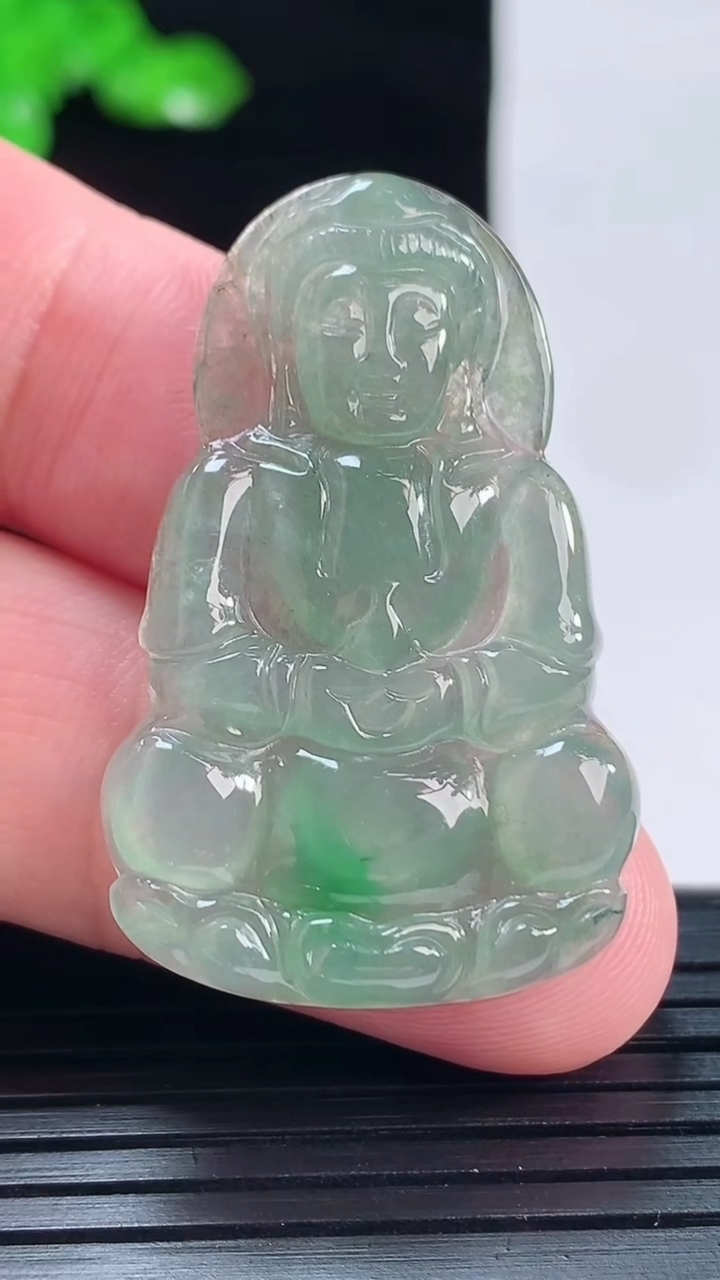 天然A货翡翠正装观音吊坠，尺寸39-25-3重量:6.39g
5月19日