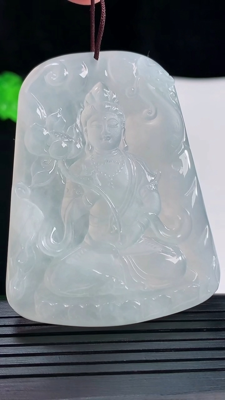天然A货翡翠大势至菩萨吊坠，尺寸61-46.6-6.5重量:43.04g
5月20日