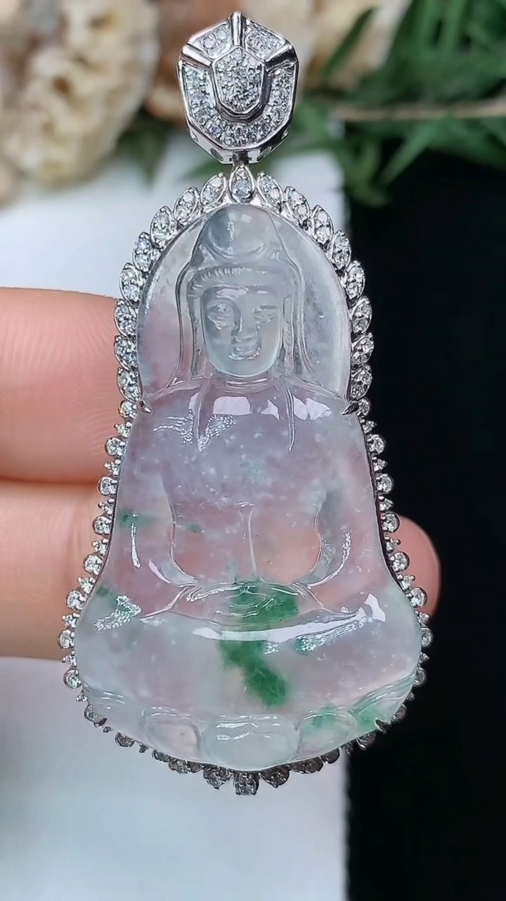 天然A货翡翠飘花素衣观音吊坠，尺寸50.2-24.5-10，裸石35.3-21.8，重量:8.00g
5月20日