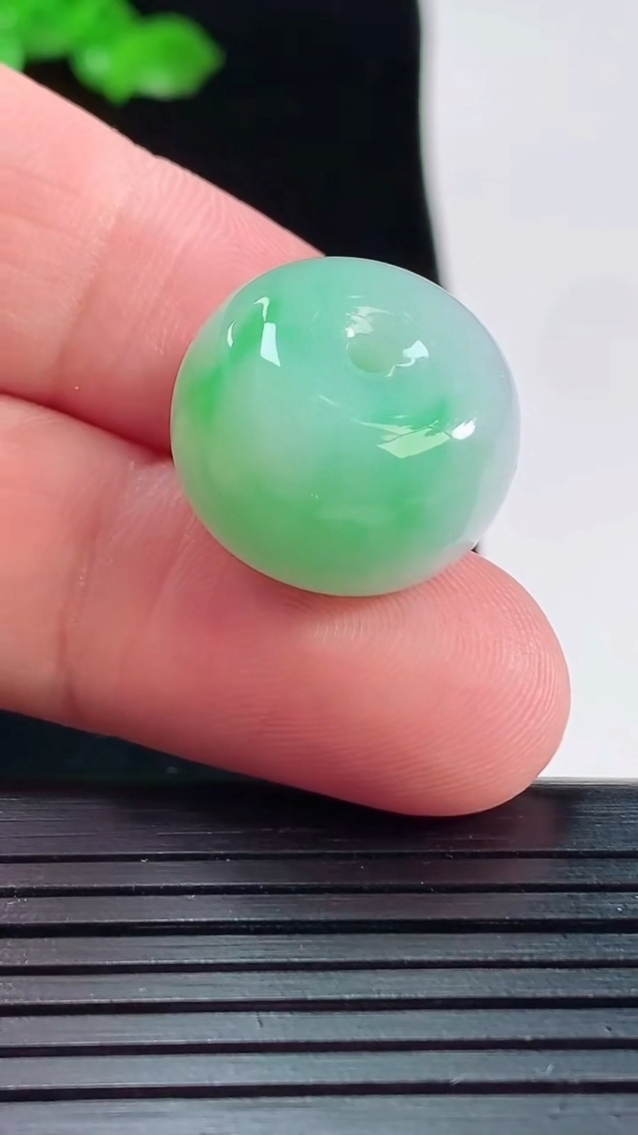 天然A货翡翠路路通吊坠，尺寸19-13重量:9.80g
5月20日
