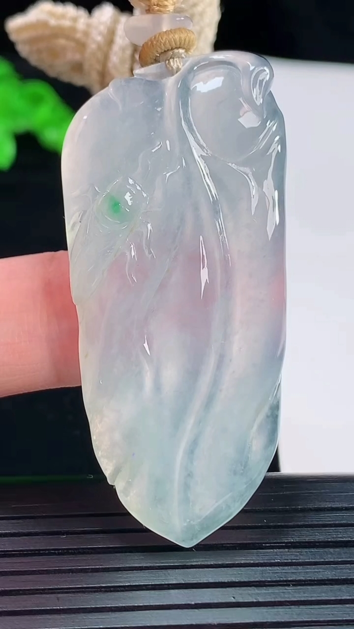 天然A货翡翠金枝玉叶 叶子吊坠，尺寸52-24-5.6重量:16.35g
5月20日