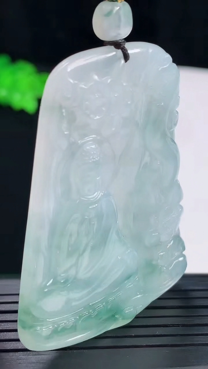 天然A货翡翠冰种飘花阿弥陀佛吊坠，尺寸58-42-5.6重量:33.02g
5月20日
