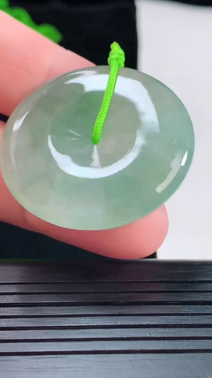 天然A货翡翠平安扣吊坠，尺寸36-5重量:14.00g
5月20日