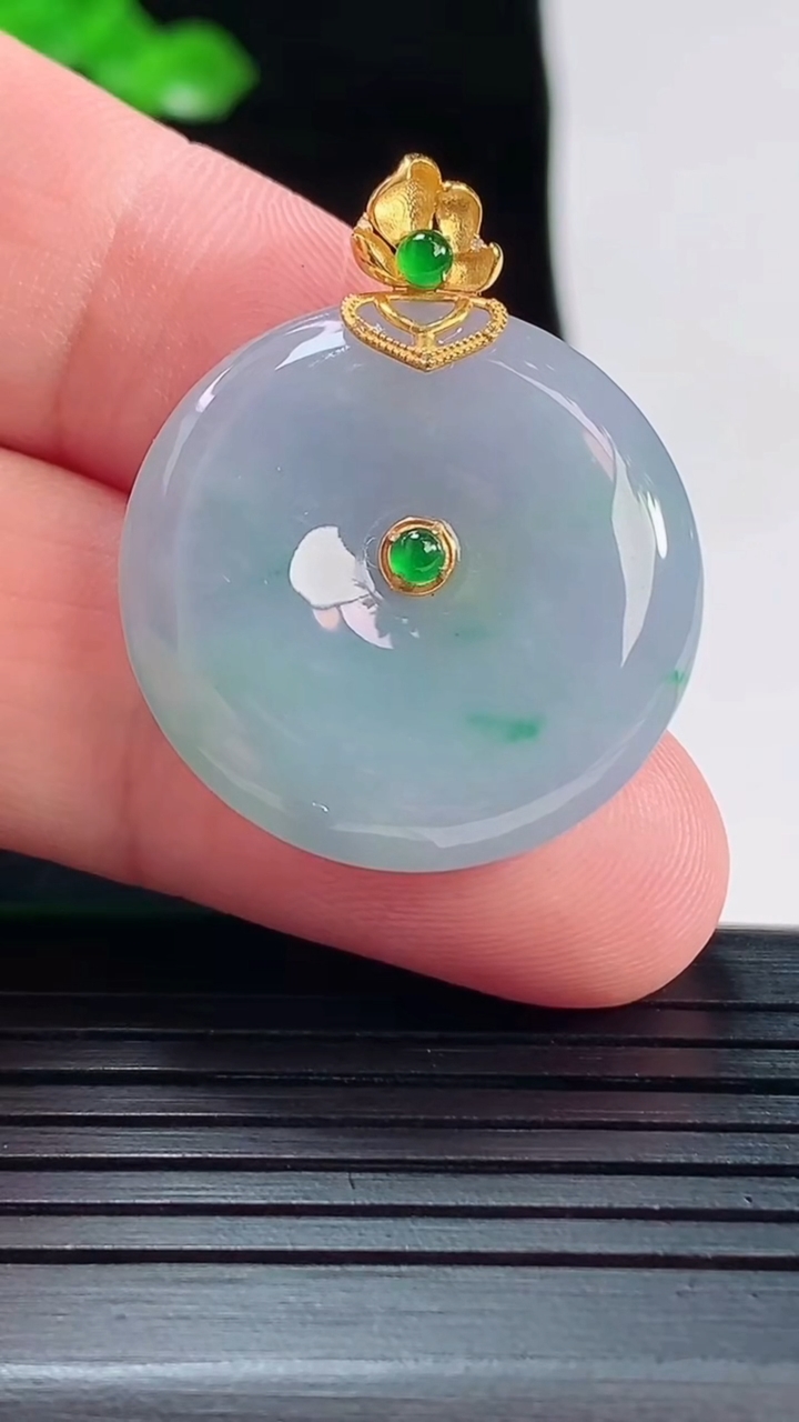 天然A货翡翠18k金春带彩 紫罗兰平安扣吊坠，尺寸32.5-26-4.8重量:7.33g
5月20日