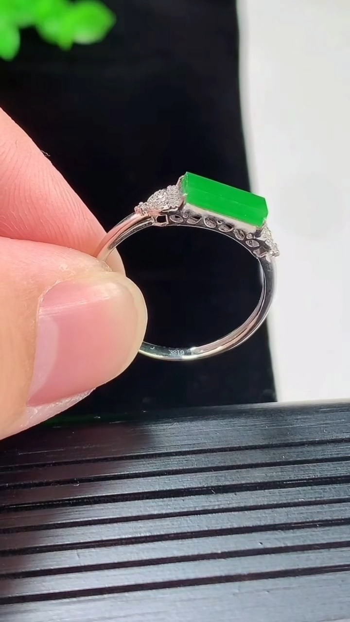 天然A货翡翠马鞍戒指，尺寸18-9-4-3.5重量:1.39g2026年5月20日
工厂直销收藏佳品,种好水足，色泽均匀，有种有色，上手高大气！