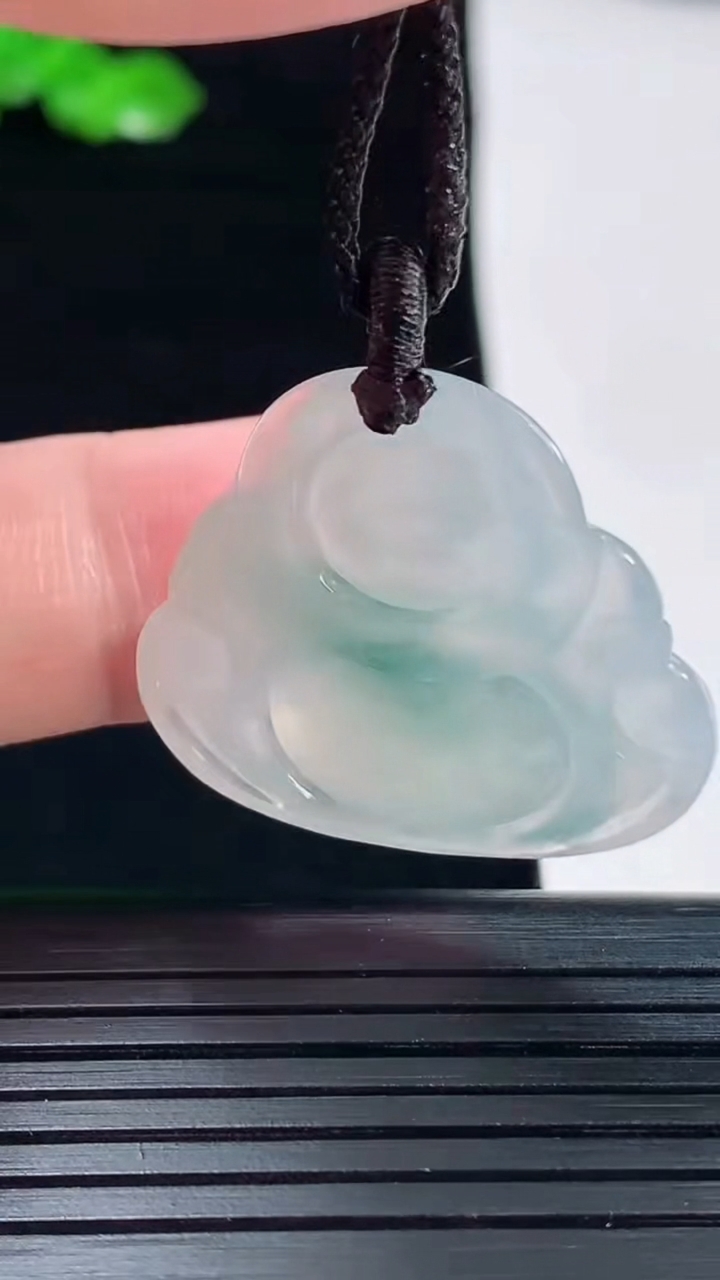 天然A货翡翠冰种飘花佛公吊坠，尺寸24.5-30-5.2重量:6.20g
5月20日
