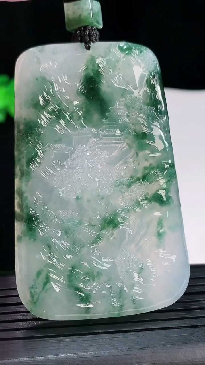 天然A货翡翠种飘花山水牌吊坠，尺寸70-43-5.5重量:49.59g
5月20日