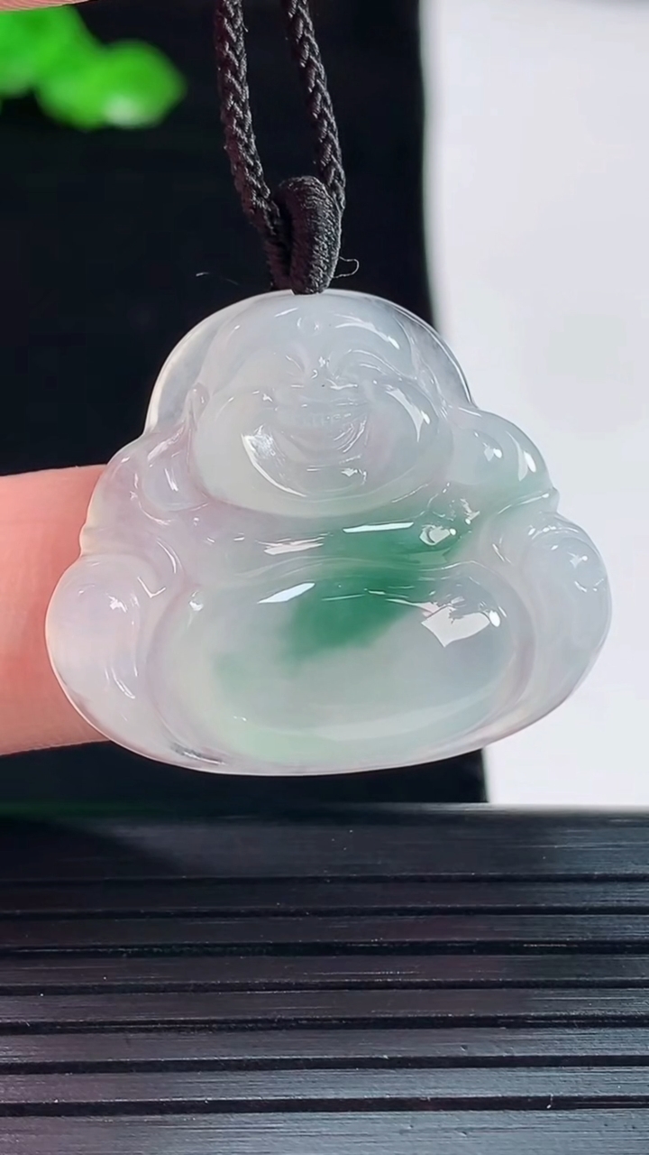 天然A货翡翠冰种飘花佛公吊坠，尺寸24.5-30-5.2重量:6.20g
5月20日