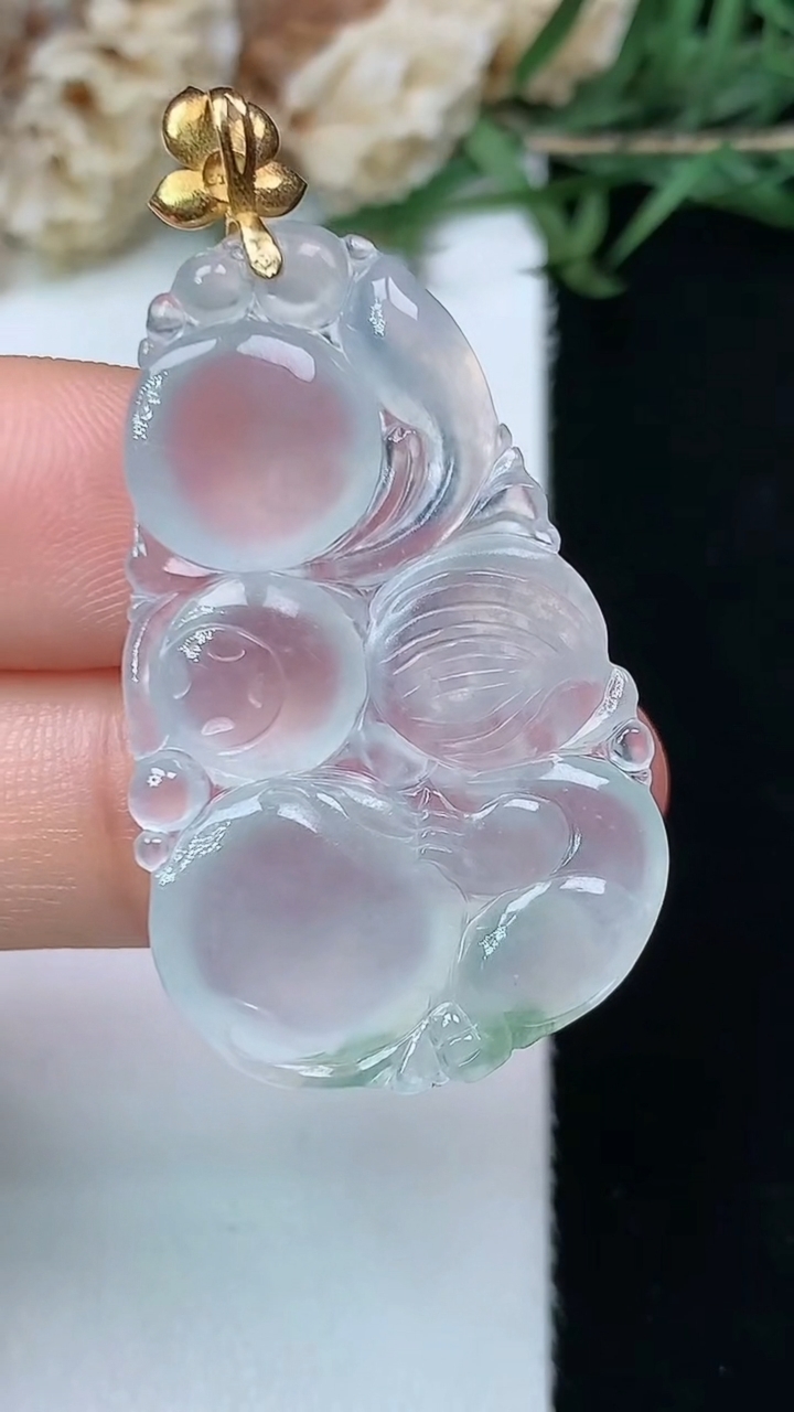 天然A货翡翠飘花生肖猴吊坠，尺寸35.4-22.2-5.4，重量:6.59g
5月20日