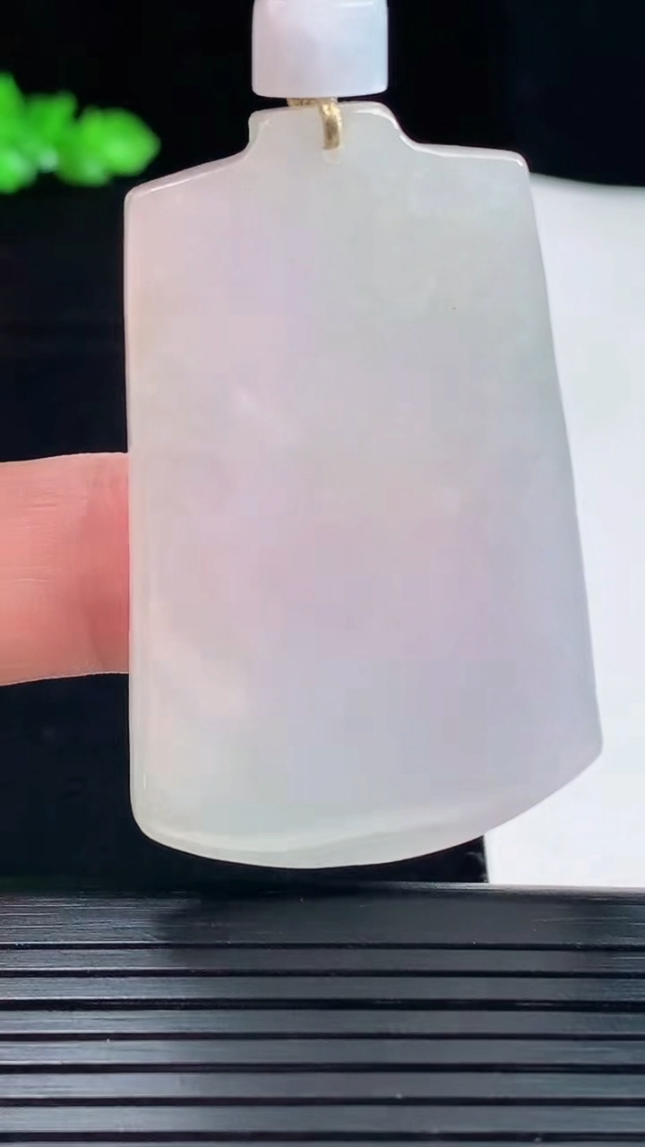 天然A货翡翠紫罗兰仿古龙牌吊坠，尺寸51.5-32.6-5.2重量:22.50g
5月20日