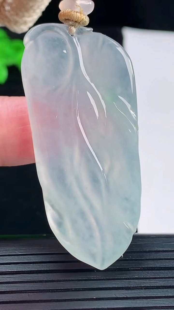 天然A货翡翠金枝玉叶 叶子吊坠，尺寸52-24-5.6重量:16.35g
5月20日