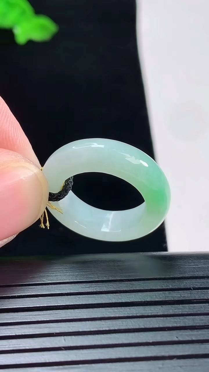 天然A货翡翠玉指环 戒指，尺寸16-6-3.6重量:4.11g2026年5月20日
工厂直销收藏佳品,种好水足，色泽均匀，有种有色，上手高大气！