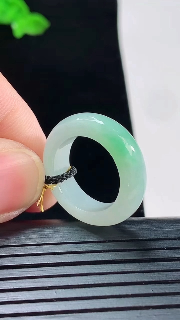 天然A货翡翠玉指环 戒指，尺寸16-6-3.6重量:4.11g2026年5月20日
工厂直销收藏佳品