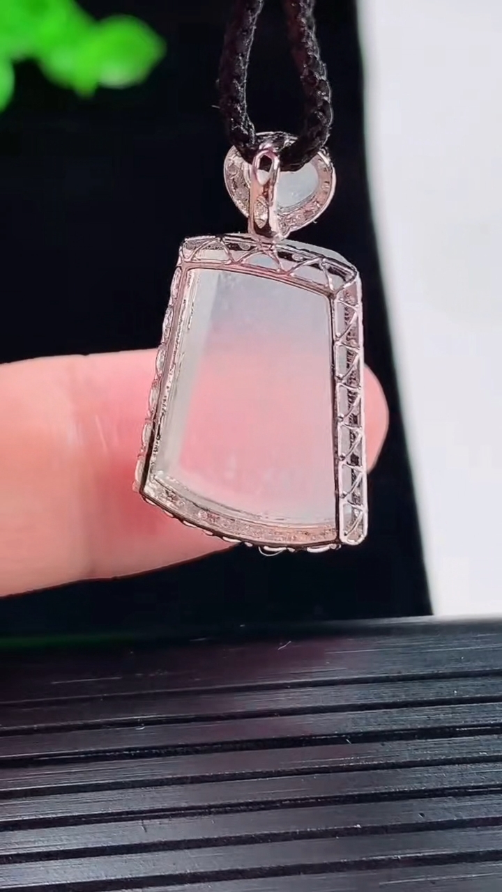 天然A货翡翠种白冰无事牌吊坠，尺寸27-15.6-5，裸石19-14重量:2.11g
5月20日