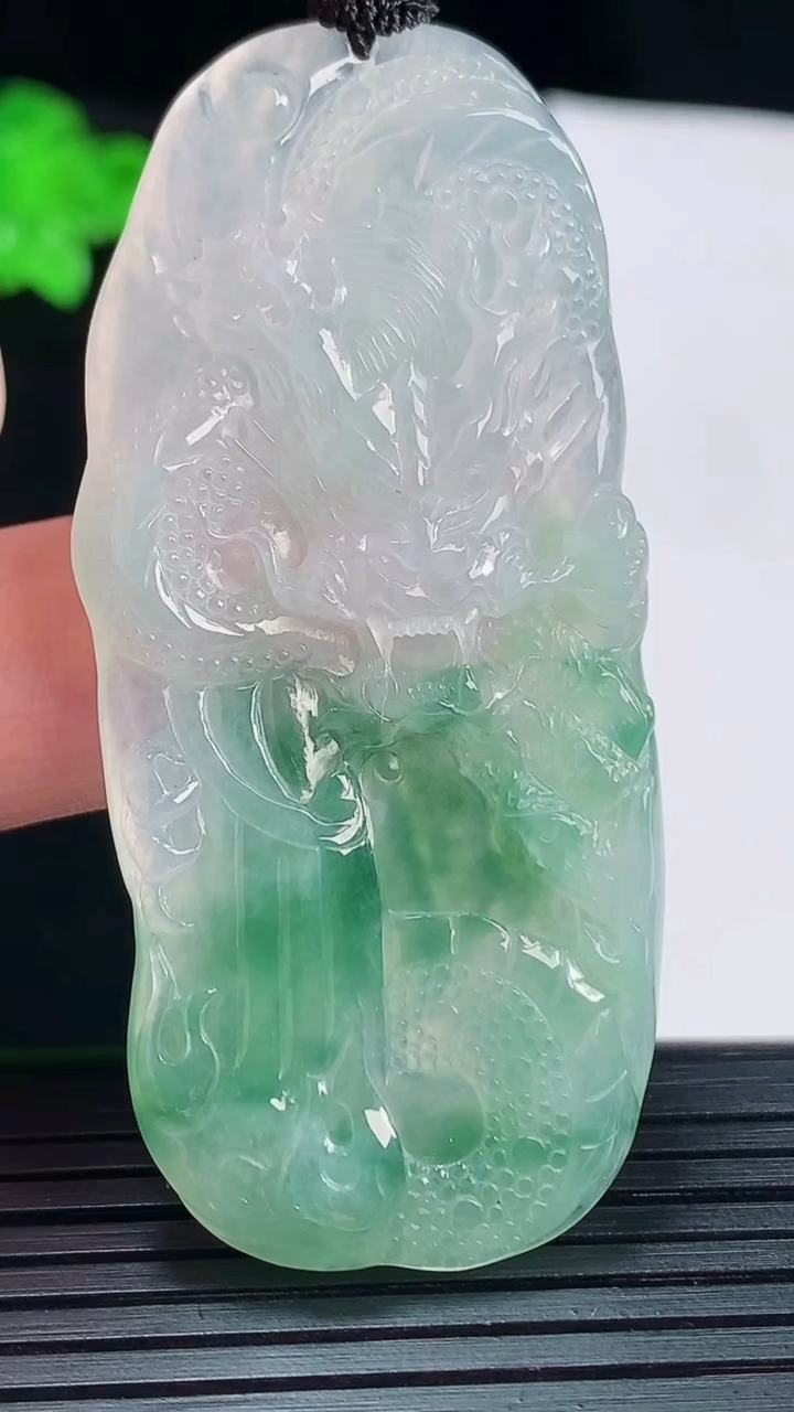 天然A货翡翠龙牌吊坠，尺寸61-26-4.6重量:21.21g
5月20日