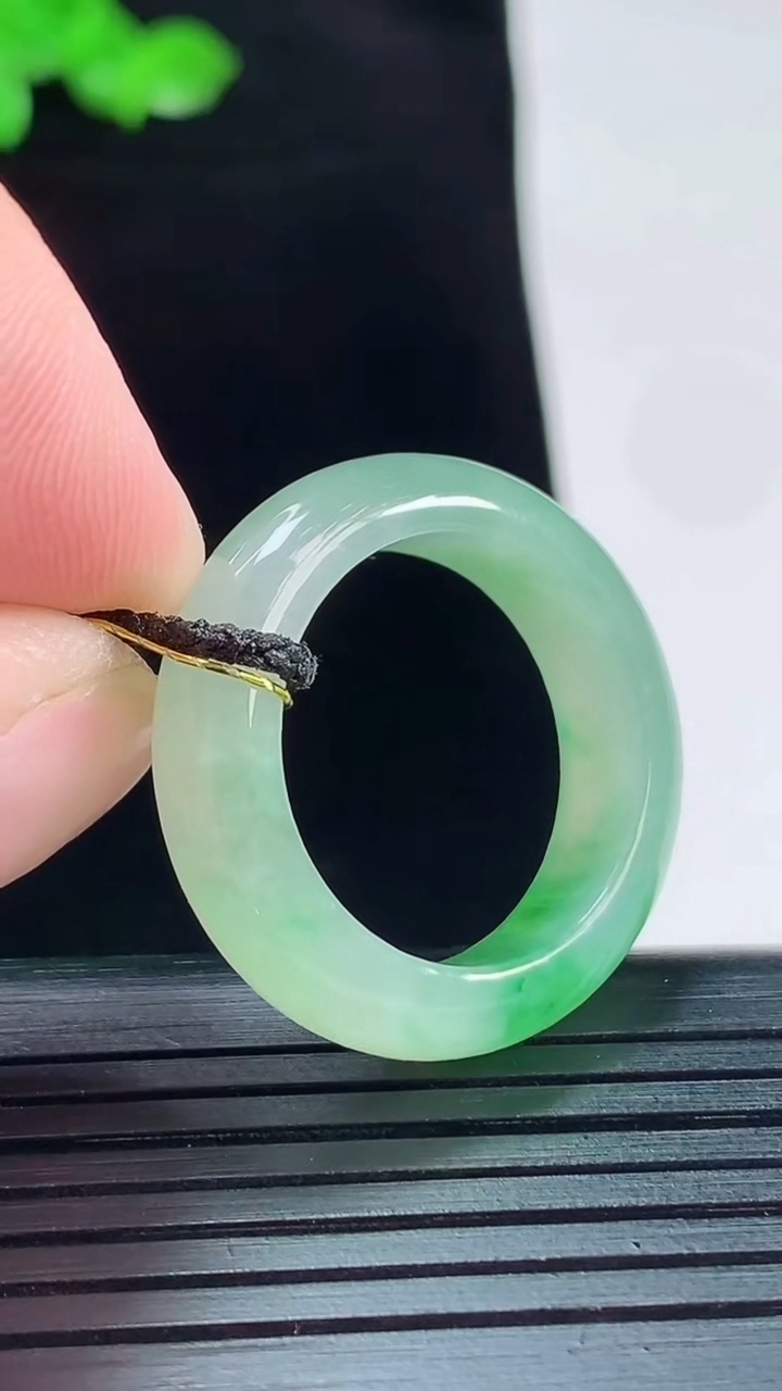 天然A货翡翠玉指环 戒指，尺寸20-6.6-4重量:5.96g2026年5月20日
工厂直销收藏佳品,种好水足，色泽均匀，有种有色，上手高大气！
