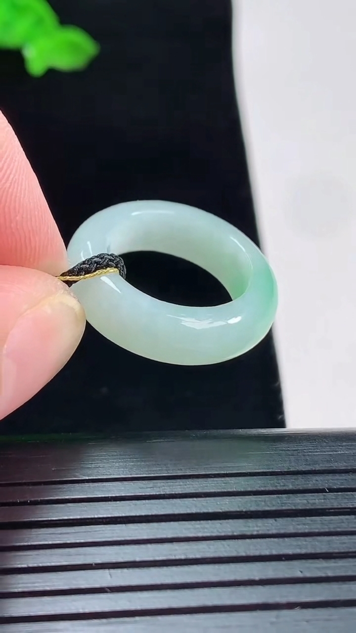 天然A货翡翠玉指环 戒指，尺寸16-6-3.6重量:4.11g2026年5月20日
工厂直销收藏佳品,种好水足，色泽均匀，有种有色，上手高大气！