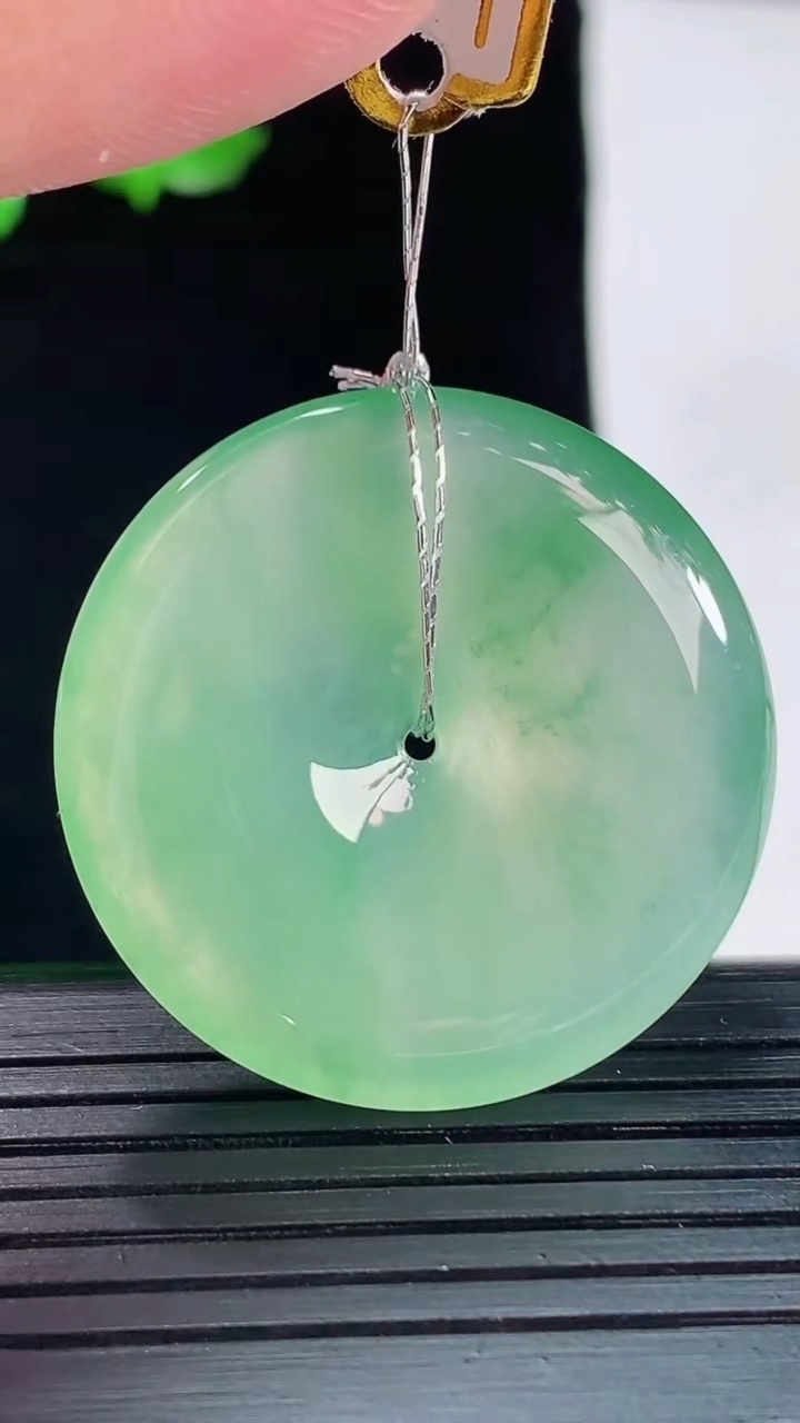 天然A货翡翠平安扣吊坠，尺寸32-5.8重量:12.60g
5月20日