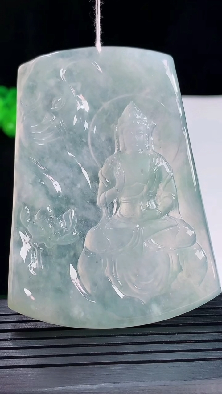 天然A货翡翠普贤菩萨吊坠，尺寸69.2-50-4.2重量:35.79g
5月20日