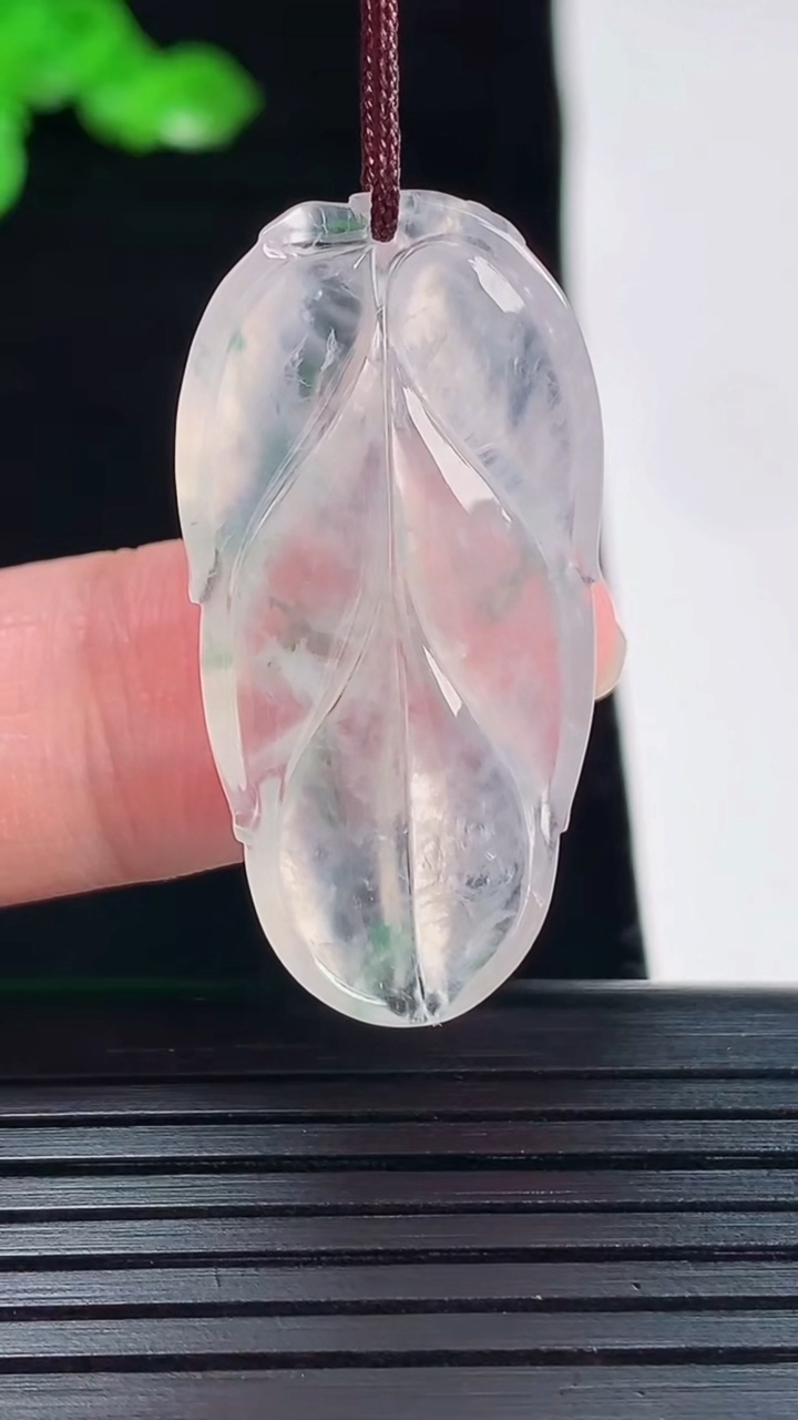 天然A货翡翠金枝玉叶 叶子吊坠，尺寸35-17.6-5重量:5.24g
5月20日