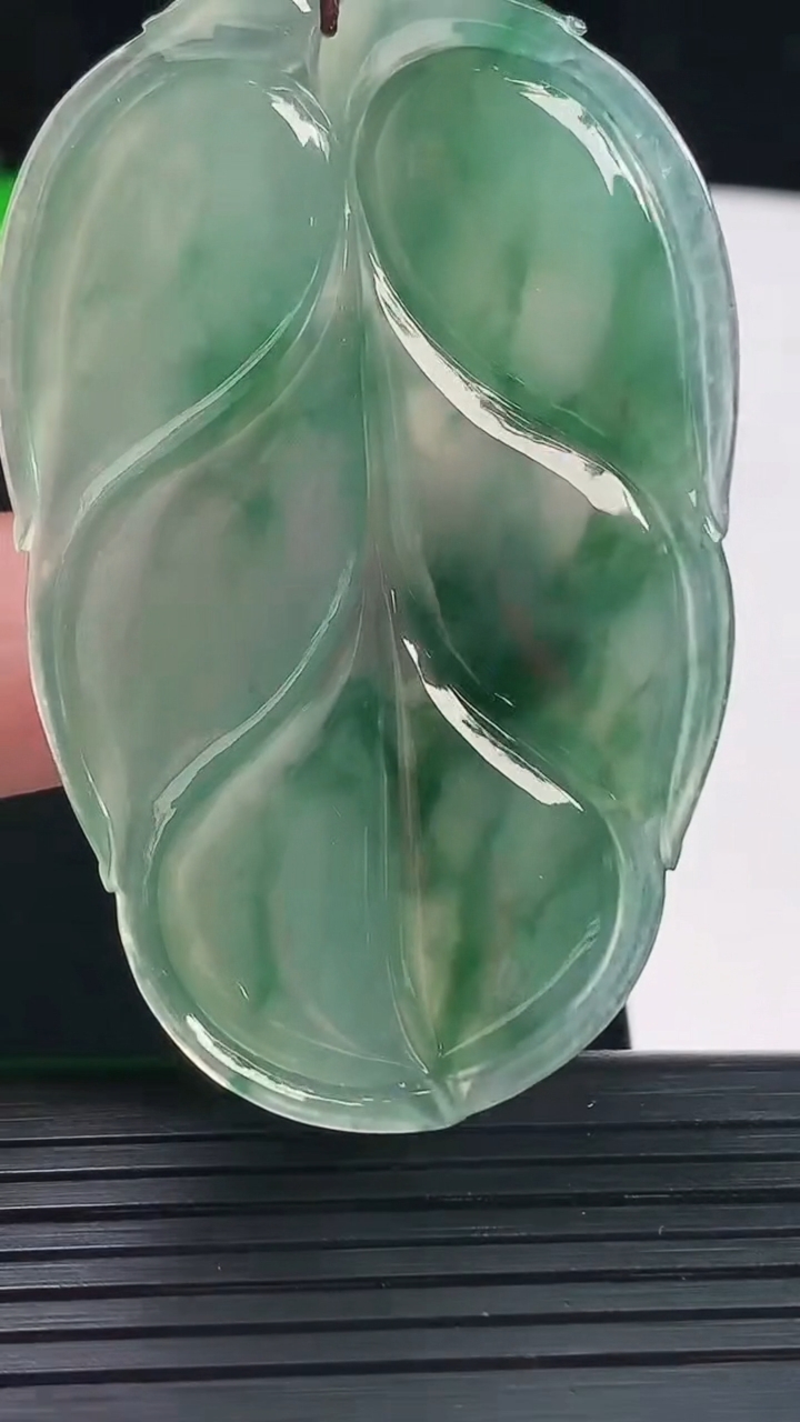 天然A货翡翠种飘花金枝玉叶 叶子吊坠，尺寸58-36.6-6.5重量:23.32g
5月20日