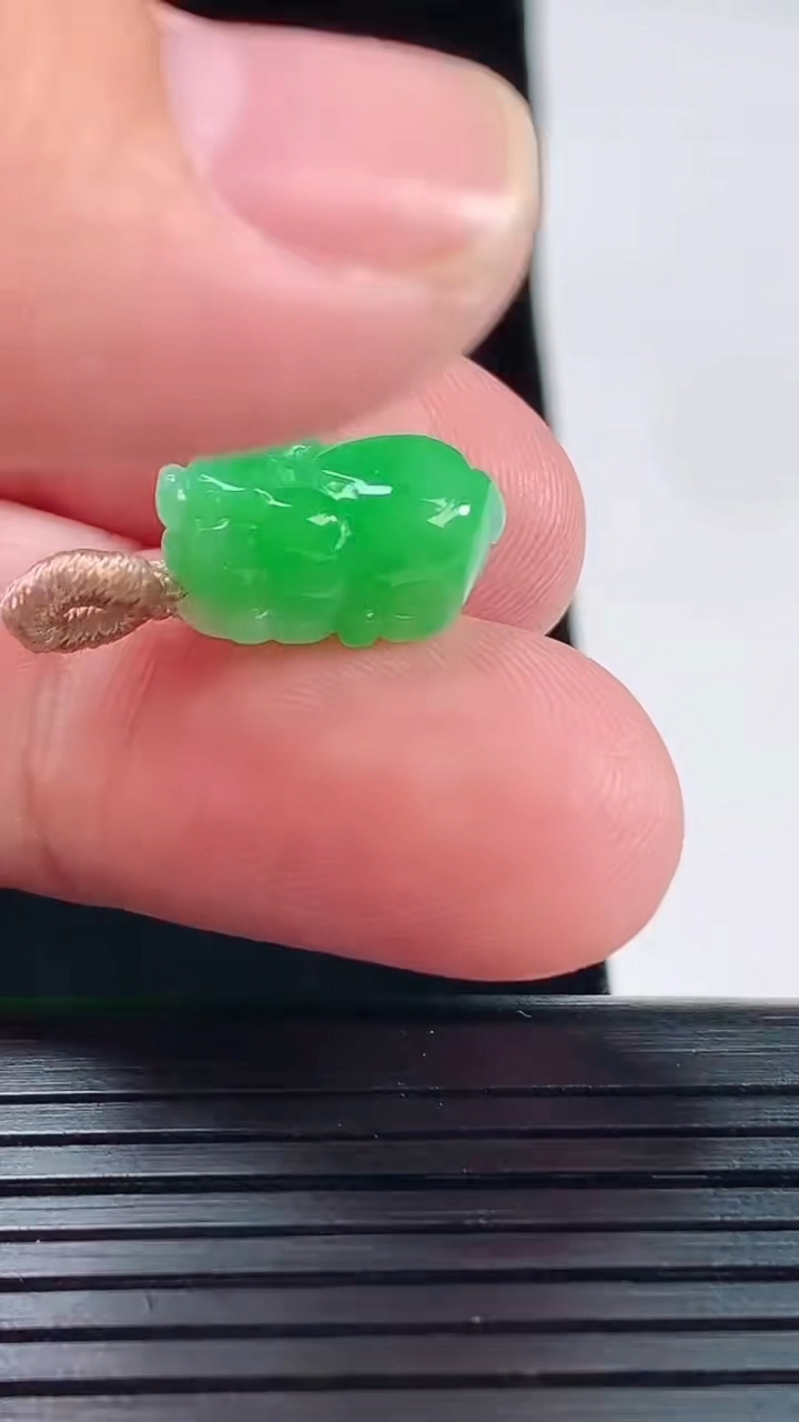 天然A货翡翠生肖猪吊坠，尺寸15-9-7.5重量:2.19g
5月20日