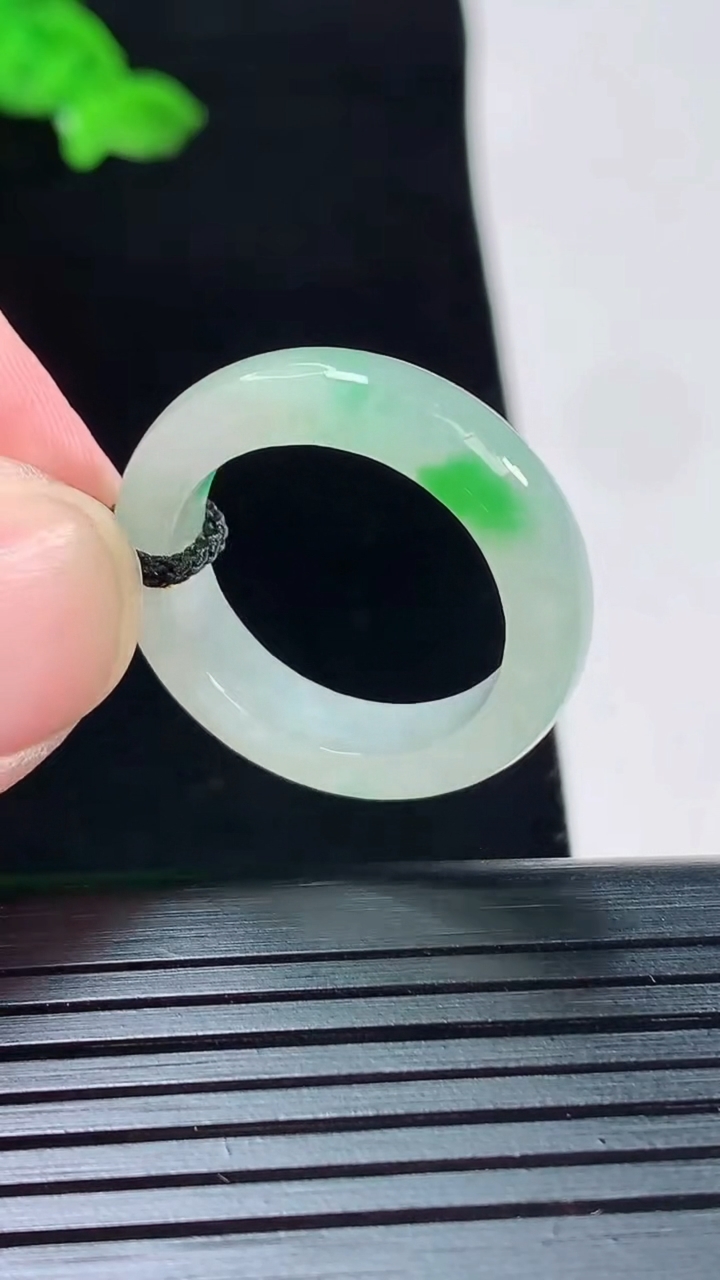 天然A货翡翠玉指环 戒指，尺寸18.5-5.5-3.6重量:4.32g2026年5月20日
工厂直销收藏佳品,种好水足，色泽均匀，有种有色，上手高大气！