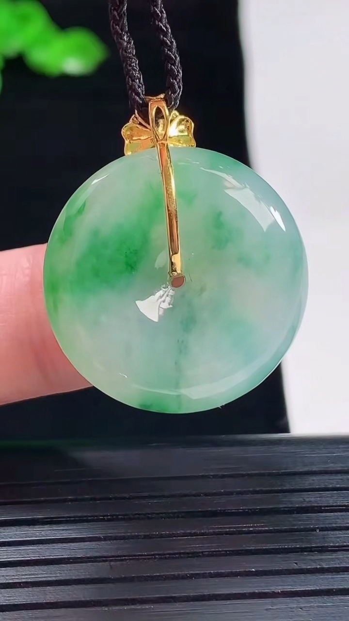 天然A货翡翠平安扣吊坠，尺寸30-25-6重量:7.73g
5月20日