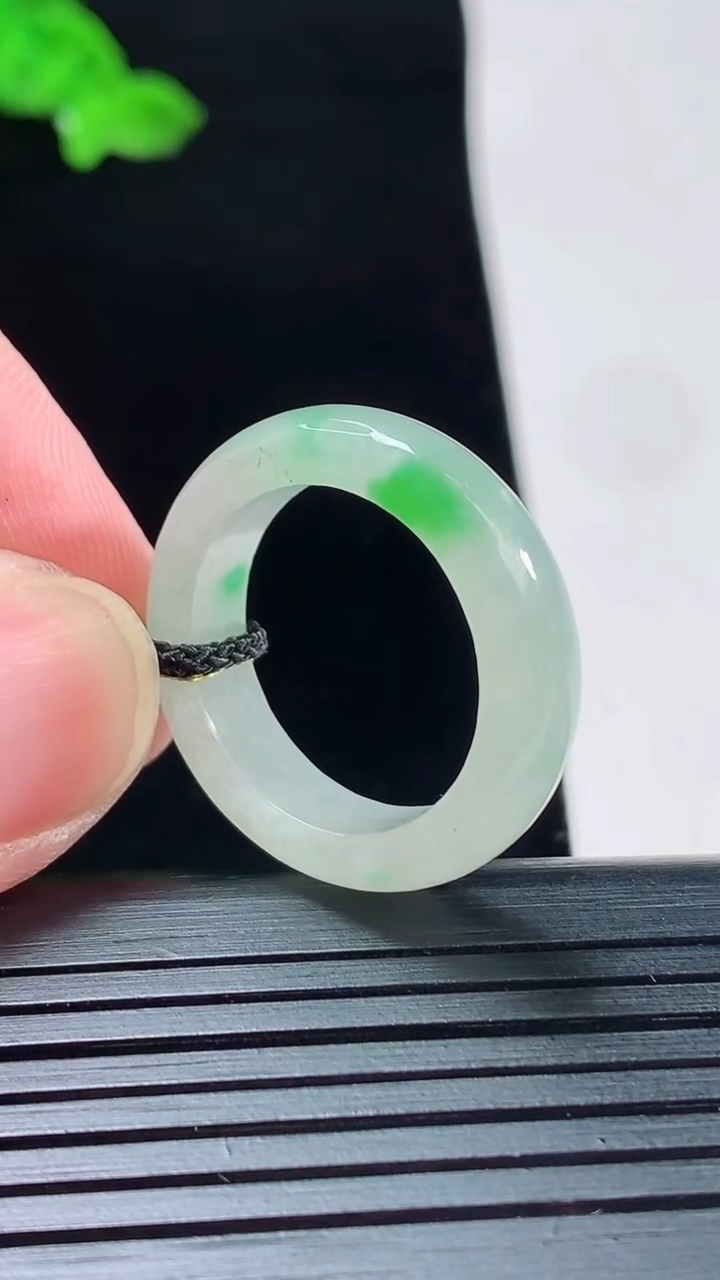 天然A货翡翠玉指环 戒指，尺寸18.5-5.5-3.6重量:4.32g2026年5月20日
工厂直销收藏佳品,种好水足，色泽均匀，有种有色，上手高大气！