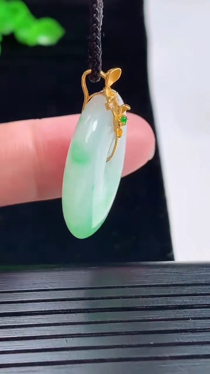 天然A货翡翠平安扣吊坠，尺寸30-25.2-5.5重量:7.74g
5月20日