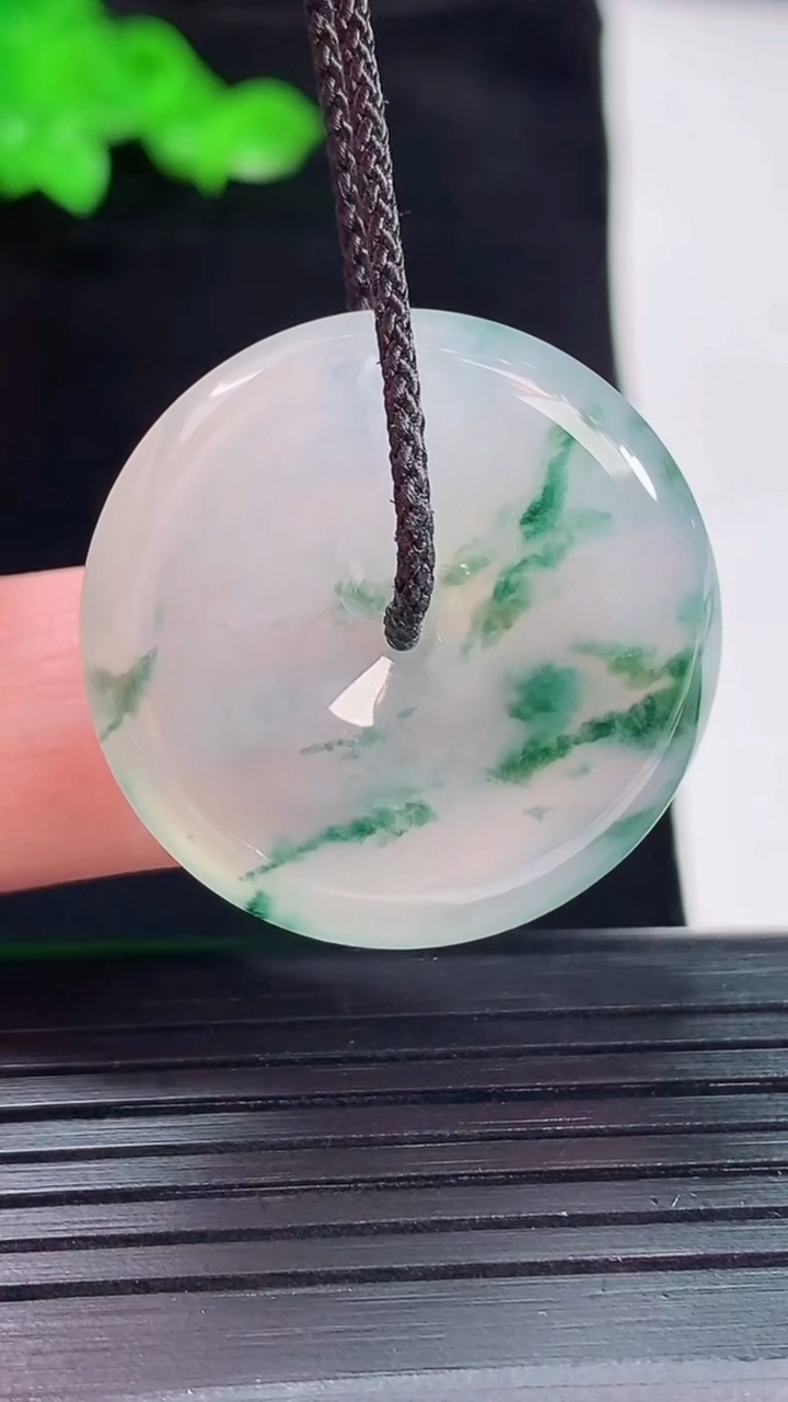 天然A货翡翠种飘花平安扣吊坠，尺寸28.5-6重量:10.00g
5月20日