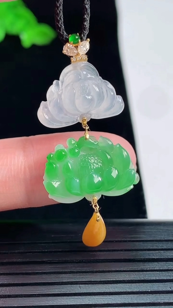 天然A货翡翠和和美美 荷花吊坠，尺寸41-19-4，裸石12-19重量:3.45g
5月20日